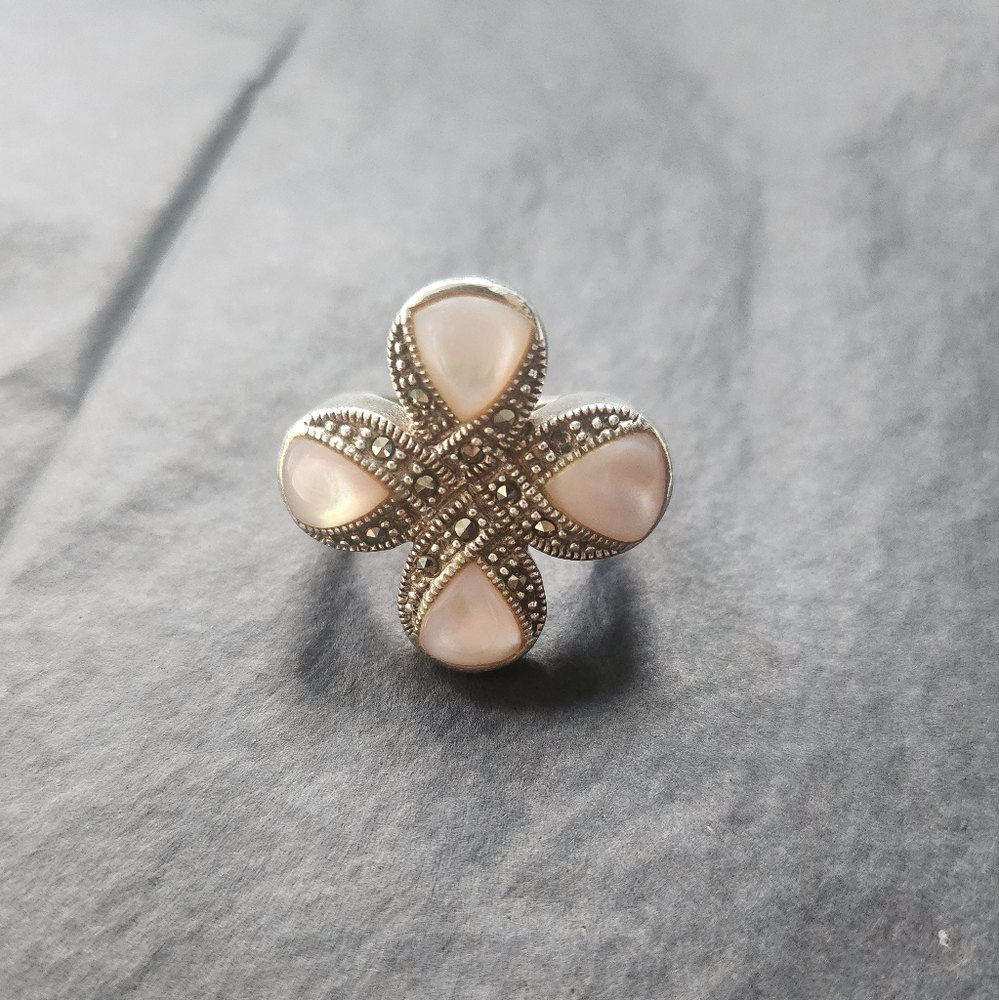 Vintage Mother of Pearl 925 Sterling Silver Marcasite Ring